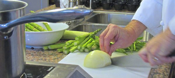 Edesia-Chef-Demo-Asparagus-Soup-chopping-Tally-2017-600x270